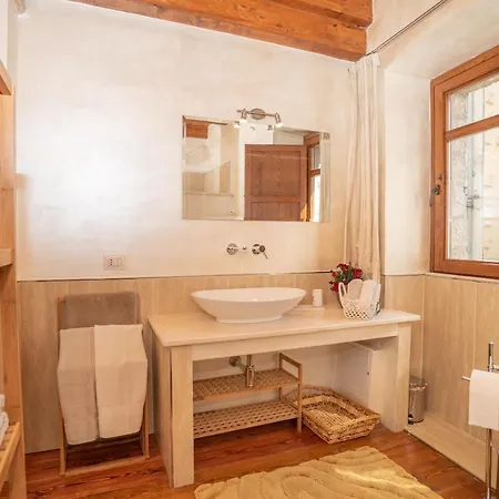 Casa Santa Croce * Ala dei Sardi